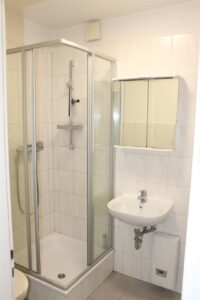 Bad (noch unrenoviert)